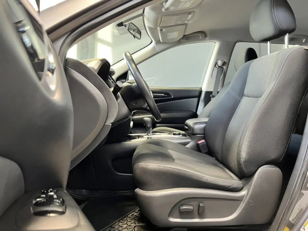 Nissan Pathfinder снимка Nissan Pathfinder
