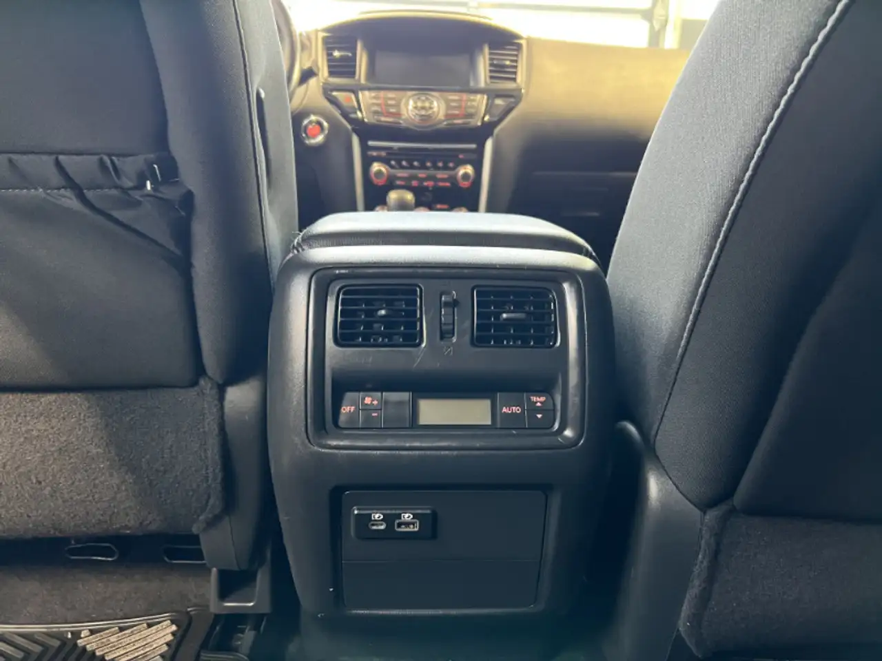 Nissan Pathfinder снимка Nissan Pathfinder