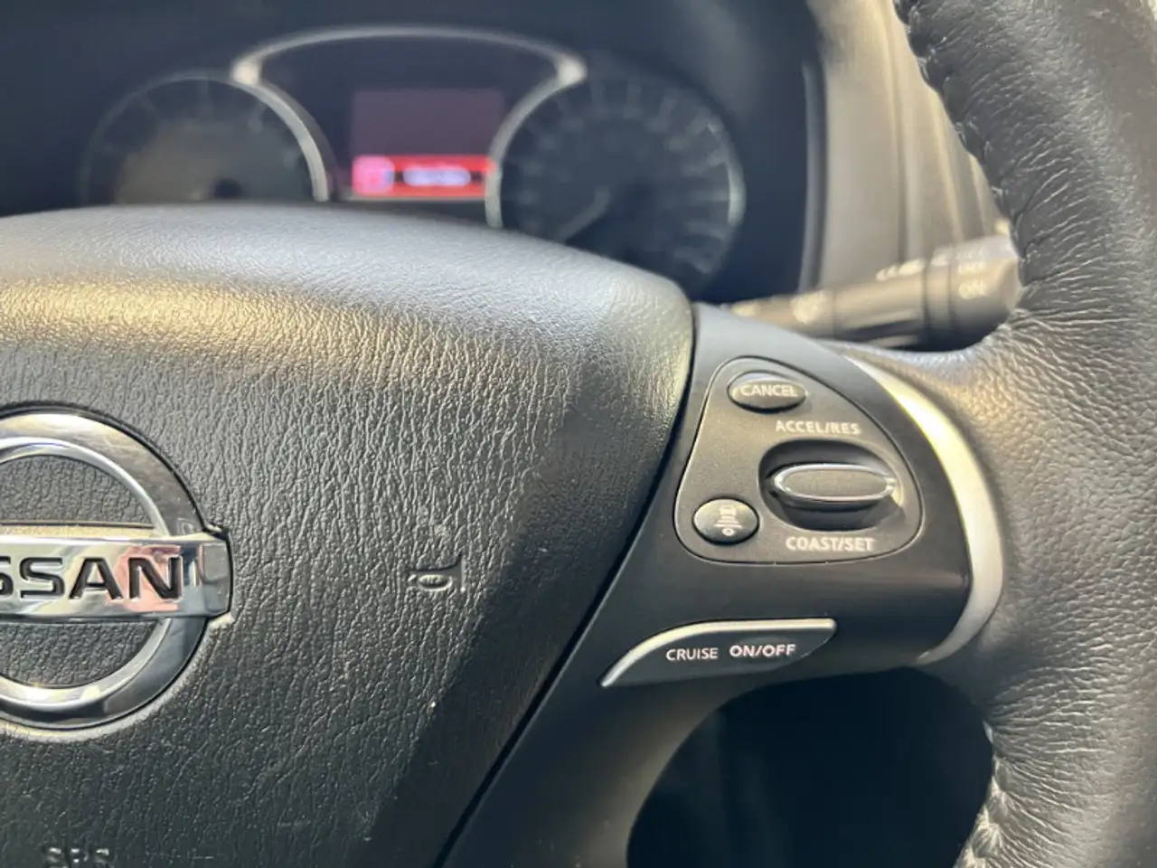 Nissan Pathfinder снимка Nissan Pathfinder
