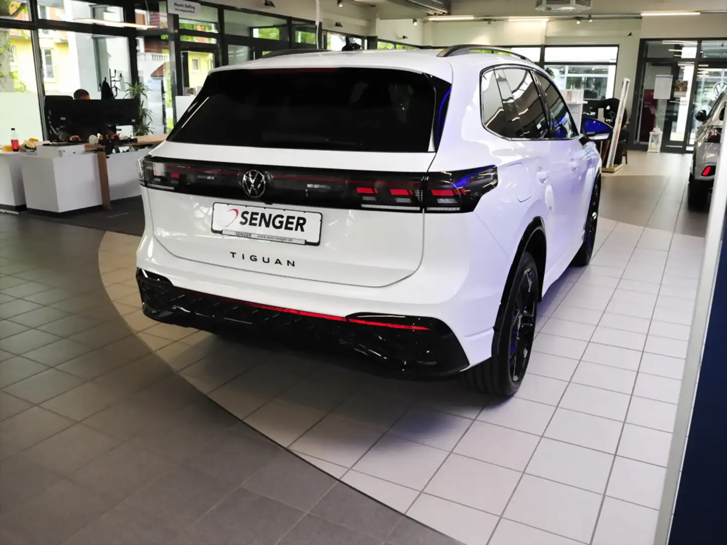Volkswagen Tiguan R-Line 1,5 l eHybrid Design-Paket Matrix Pano Blac Weiß - 2