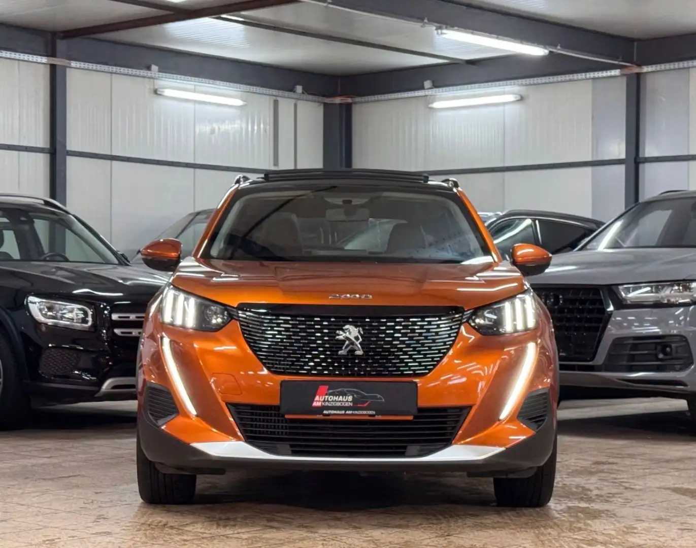 Peugeot 2008 HYBRID 136 e-DSC6 Allure*PANO*KAM*LEDER*UVM Oranje - 2