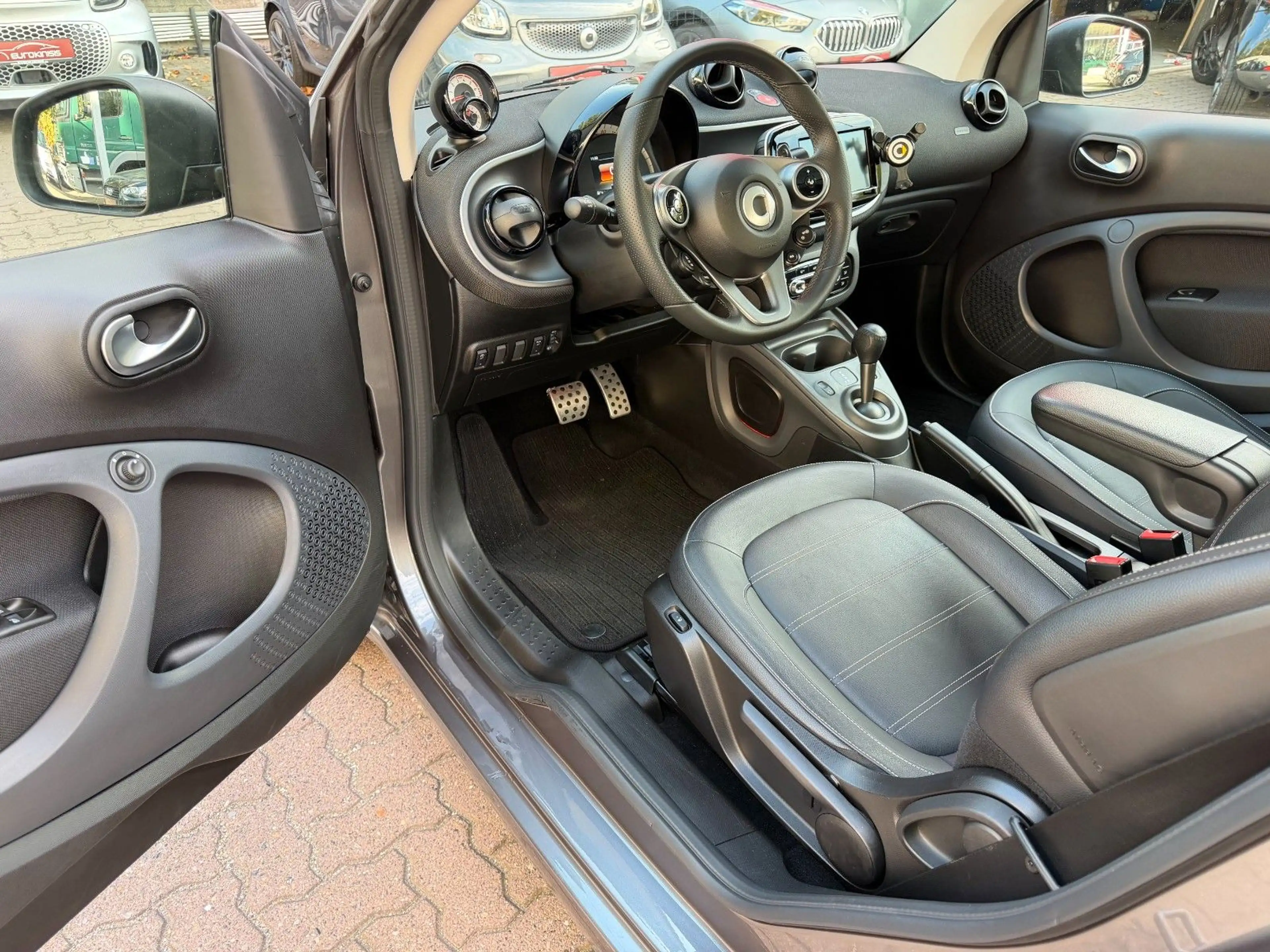 smart forTwo fortwo 66kW DCT prime SPORT*PANO*NAV*SHZ*PTS*KAM — photo 4