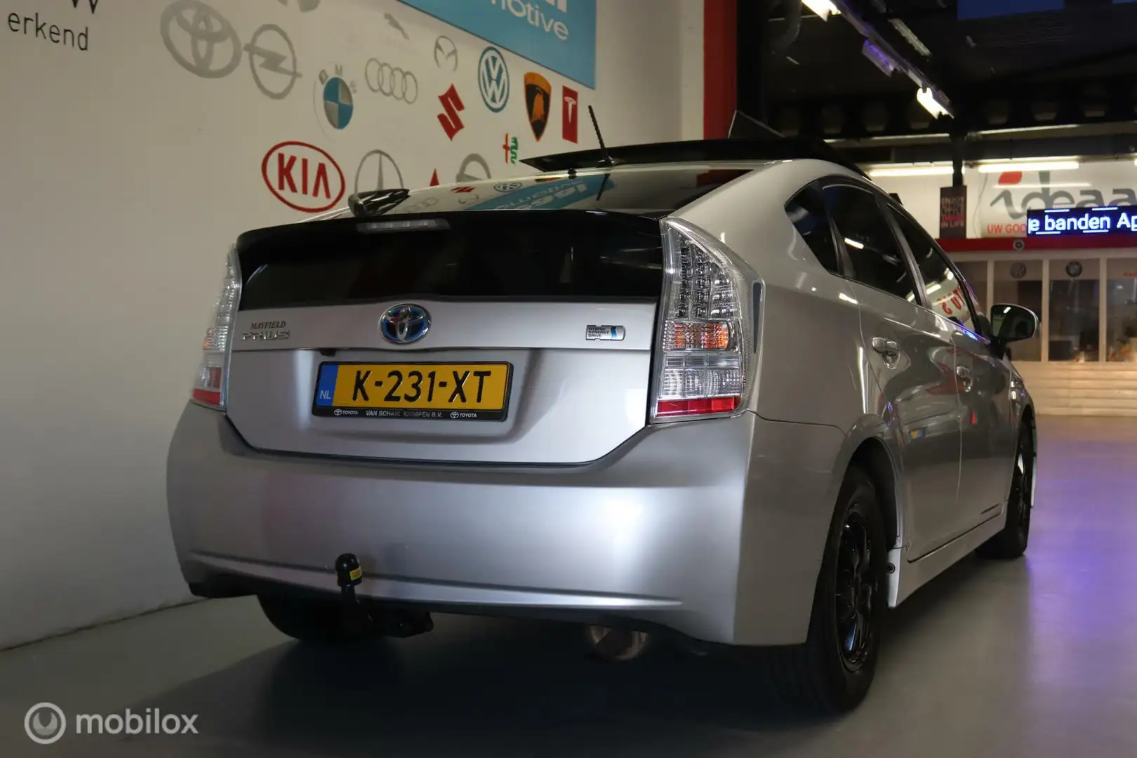 Toyota Prius 1.8First Edition/leer/Terkhak/SolarRoof Grijs - 2