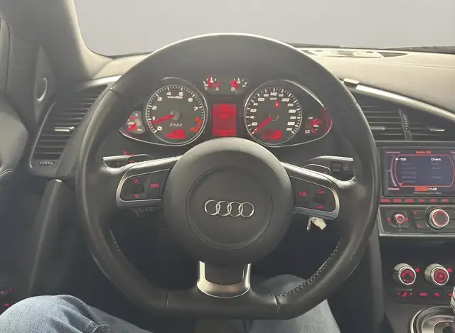 Audi R8 view 11