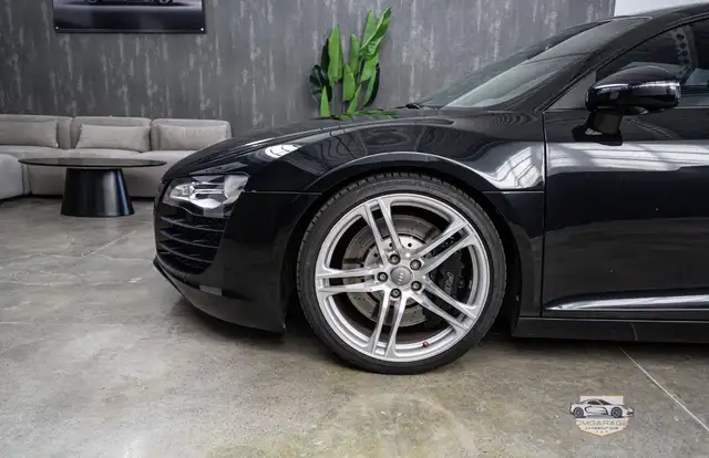 Audi R8 view 6