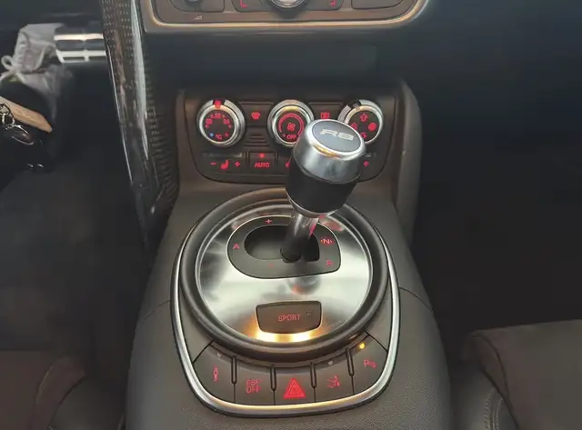Audi R8 view 12