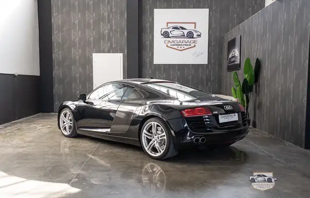 Audi R8 view 4