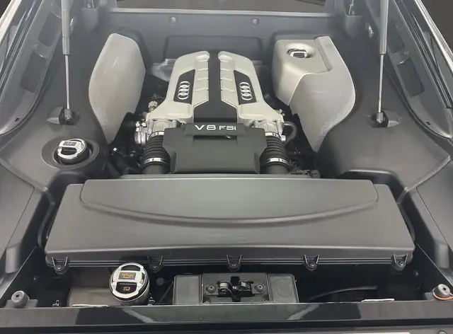 Audi R8 view 9