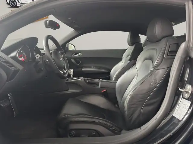 Audi R8 view 10