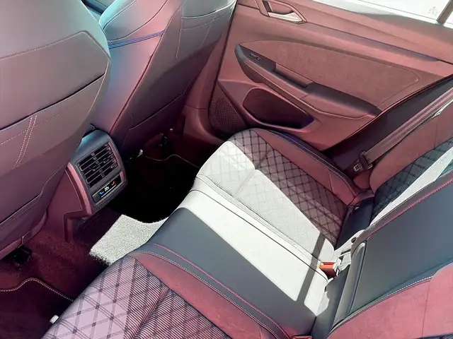Volkswagen Golf view 11