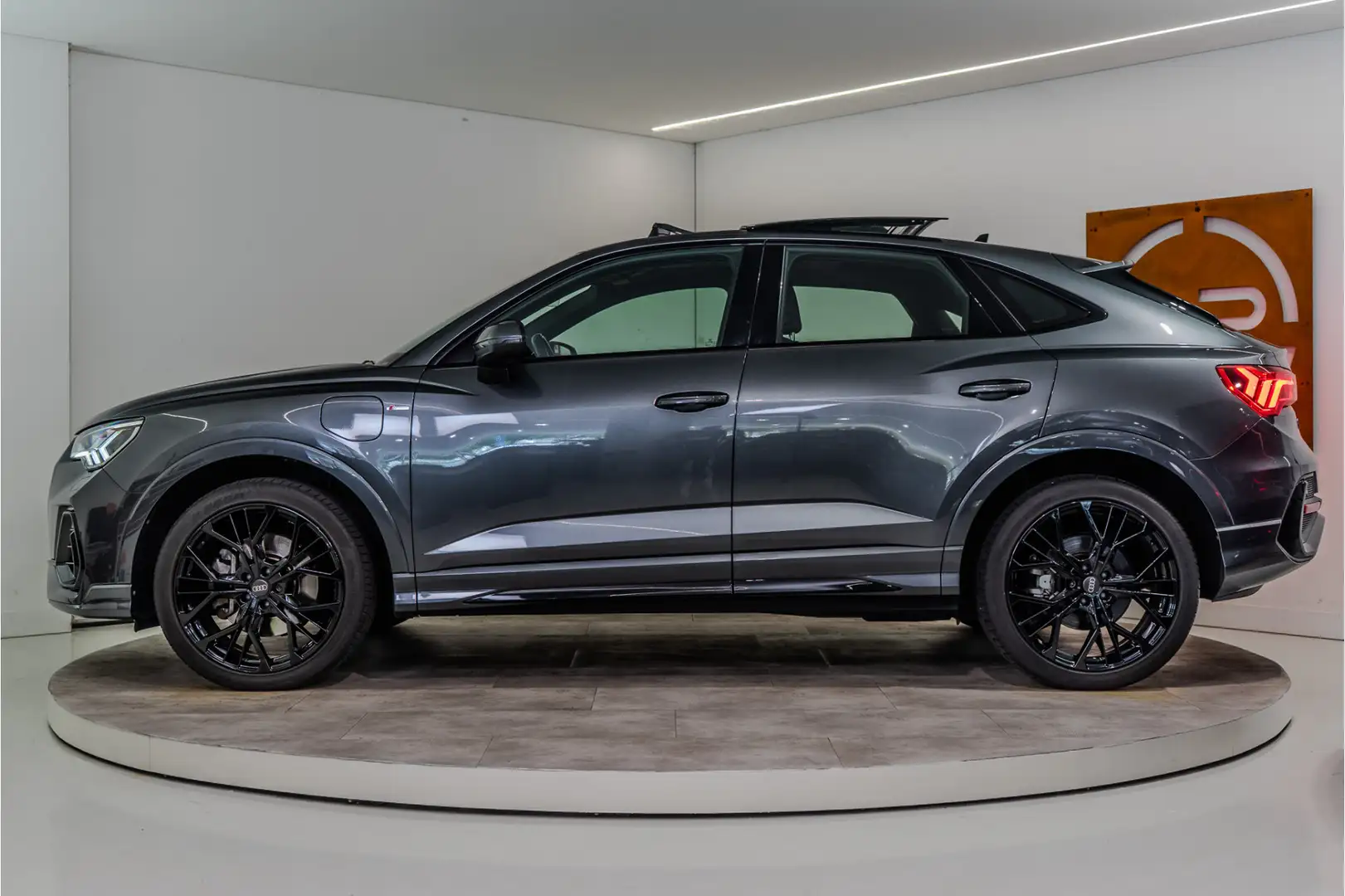 Audi Q3 Sportback 45 TFSI e S Edition 245PK | Pano | Matri Grijs - 2