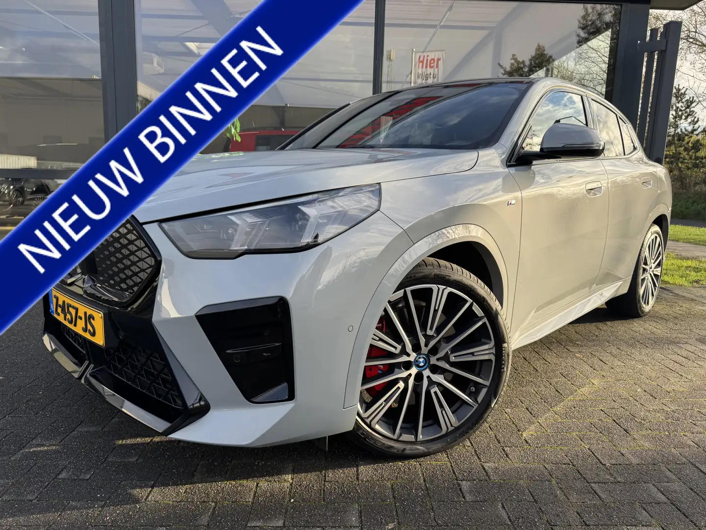 BMW iX2 eDrive20 67 kWh M-Sport Panoramadak / Lederen bekl Grijs - 1