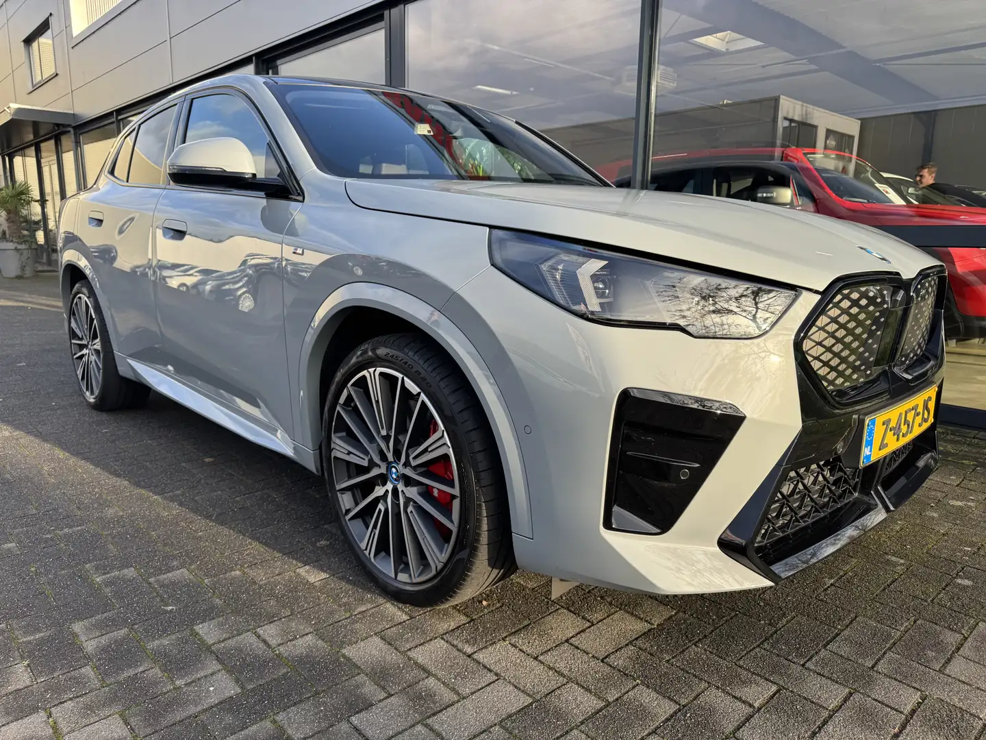 BMW iX2 eDrive20 67 kWh M-Sport Panoramadak / Lederen bekl Grijs - 2