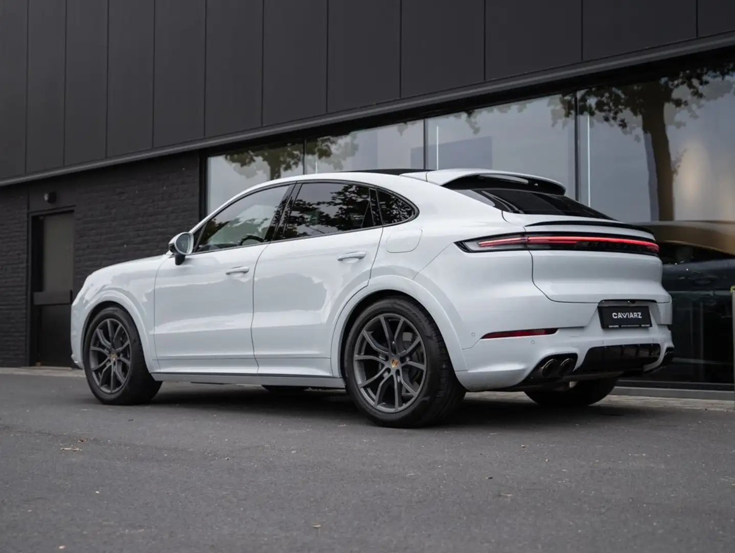 Porsche Cayenne E-HYB COUPE SPORTDES/HDMATR/21"/AIR/INNO/18W/BOSE Weiß - 2