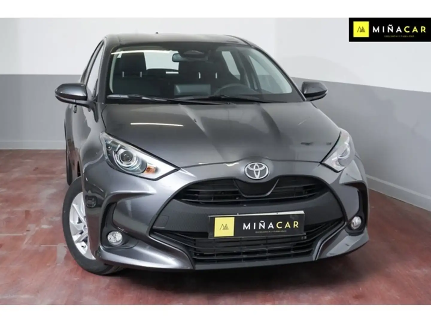 Toyota Yaris 120H 1.5 Business Gris - 2