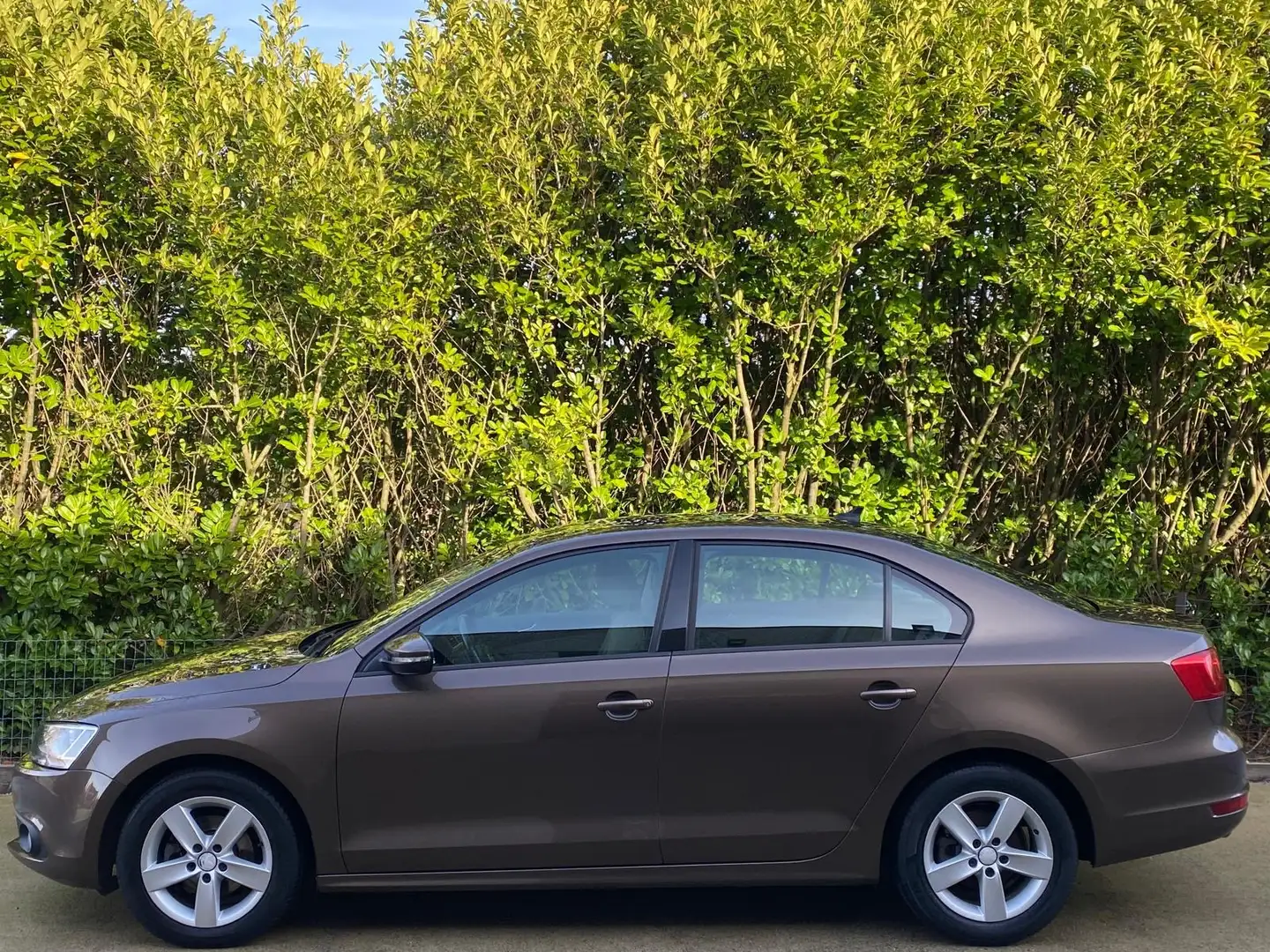 Volkswagen Jetta 1.6 CR TDi / CLIM / NAVI / JANTES / GARANTIE !!! Bruin - 2