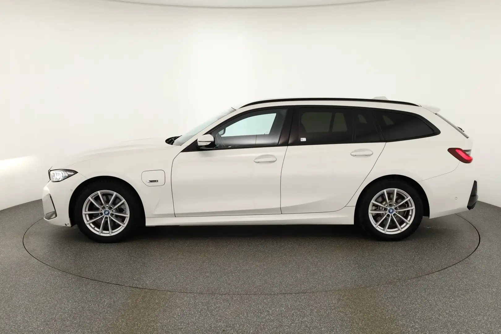 BMW 330 330e M-Sport Touring PHEV Aut. LED ACC Navi Weiß - 2