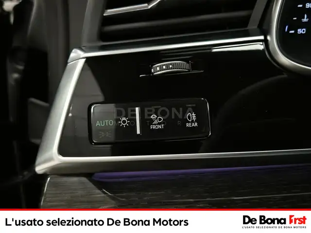Audi Q8 view 24