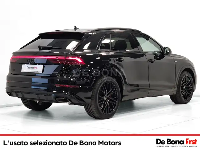 Audi Q8 view 3