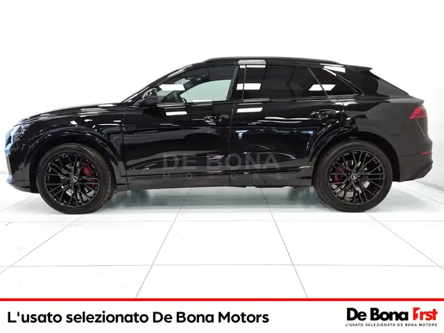 Audi Q8 view 4