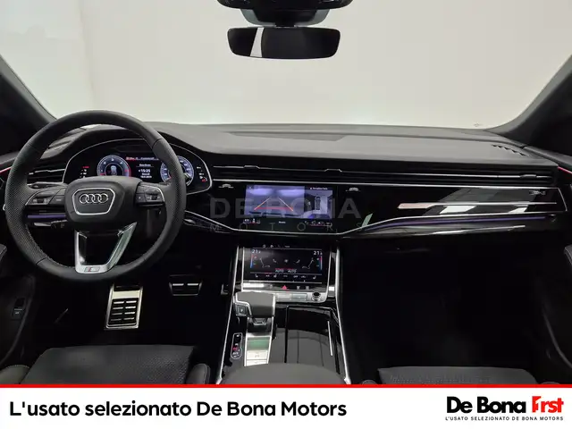 Audi Q8 view 10