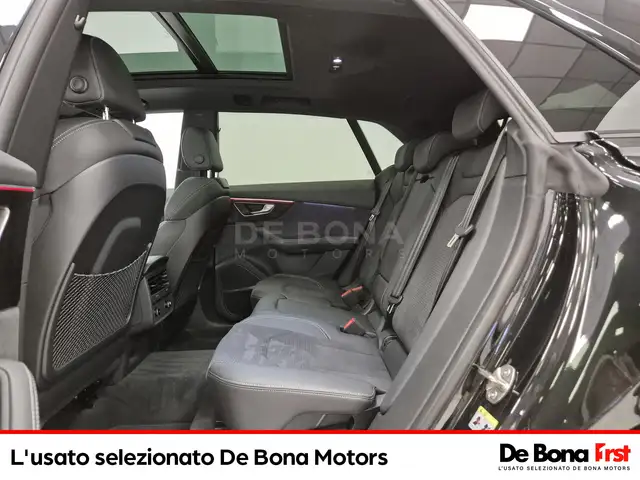 Audi Q8 view 9
