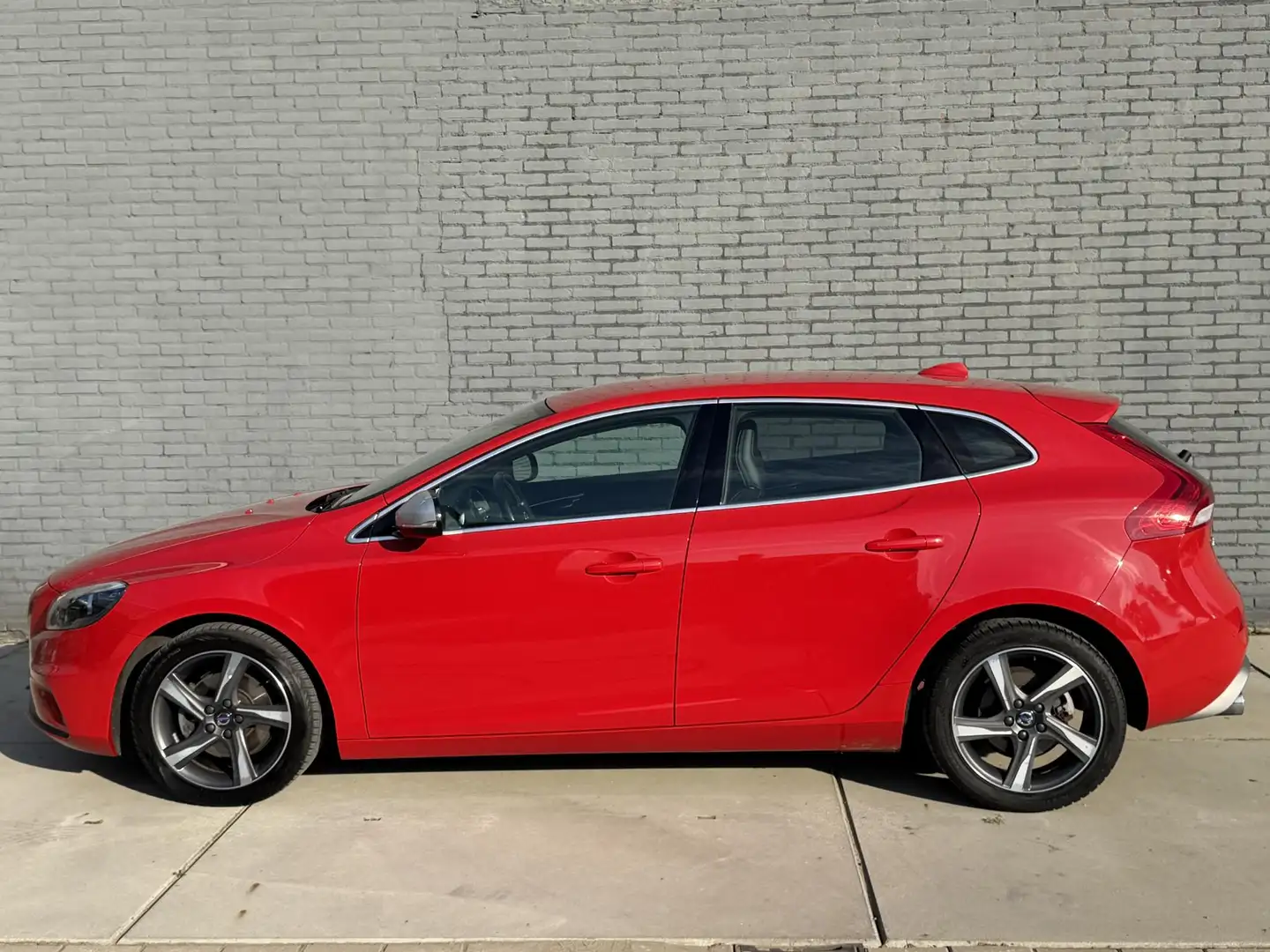 Volvo V40 1.6 T2 R-Design AIRCO | NAVI | CRUISE | BOVAG! Rood - 2