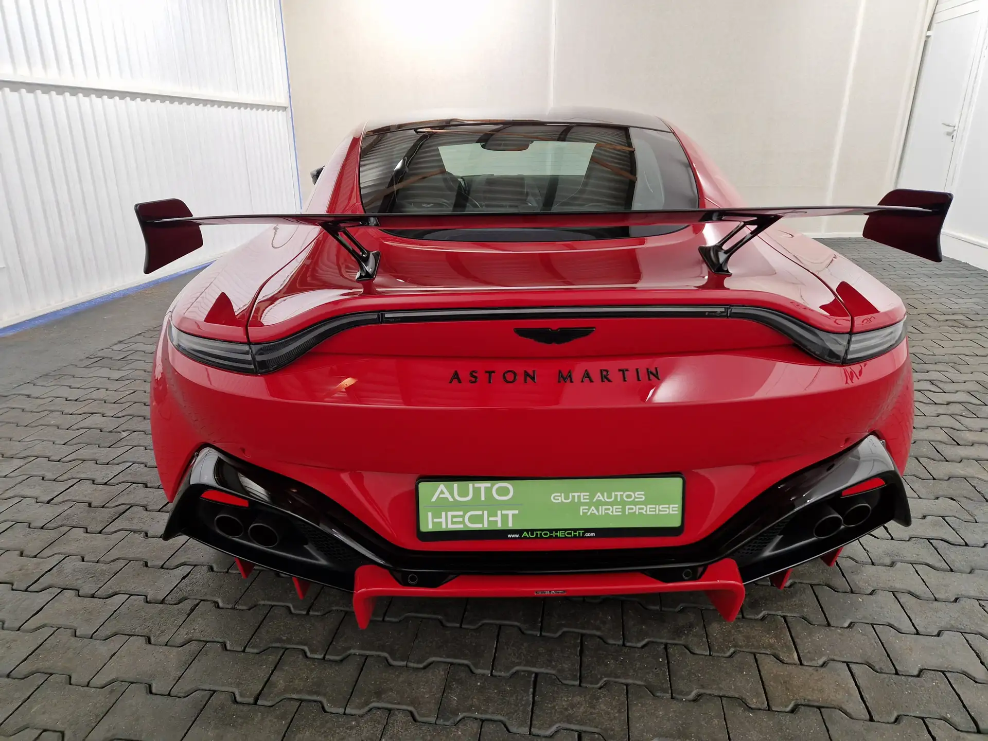 애스턴마틴 V8 Coupe 2023 빨강 사진 2