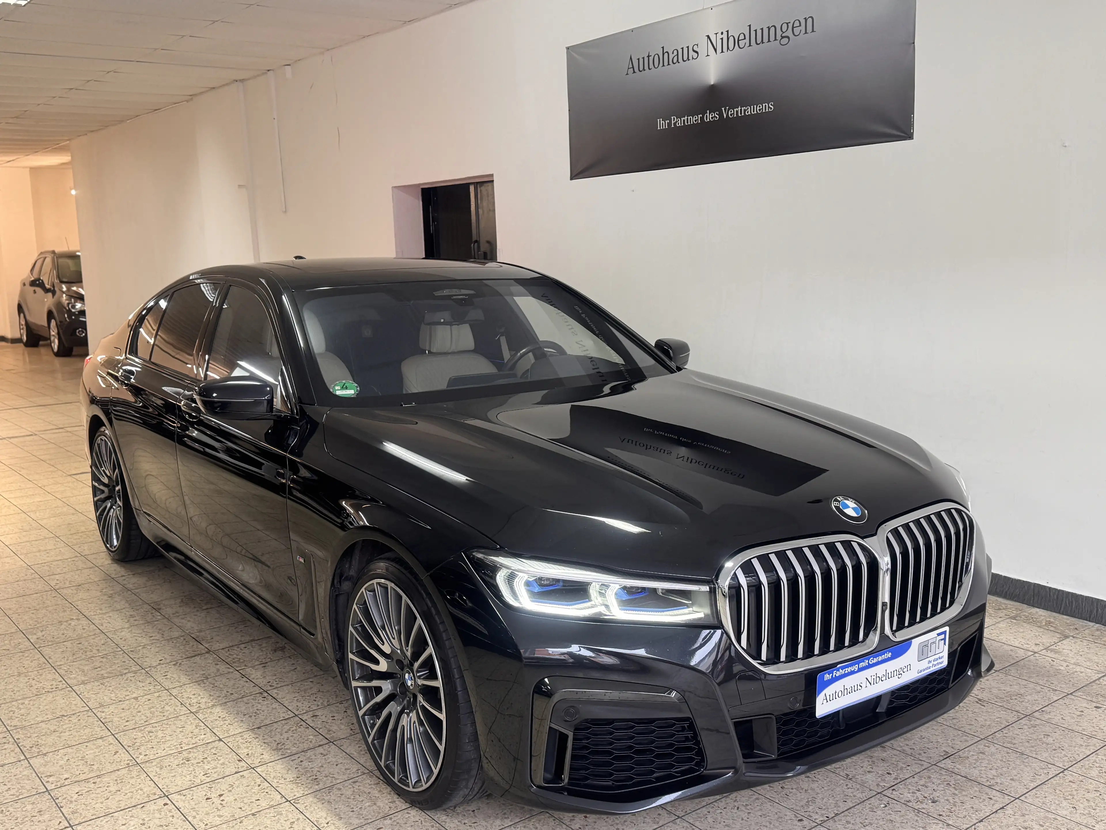 BMW 750 750i M xDrive*Laser*HUD*Individual Leder*Bowers&Wilkins*SoftClose*Sitzkühlung*
