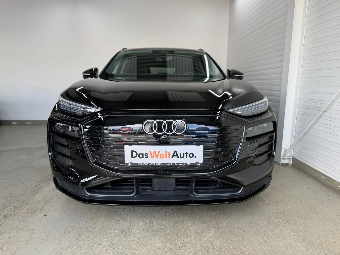 Audi Q6 e-tron 45 e-tron Schwarz - 2