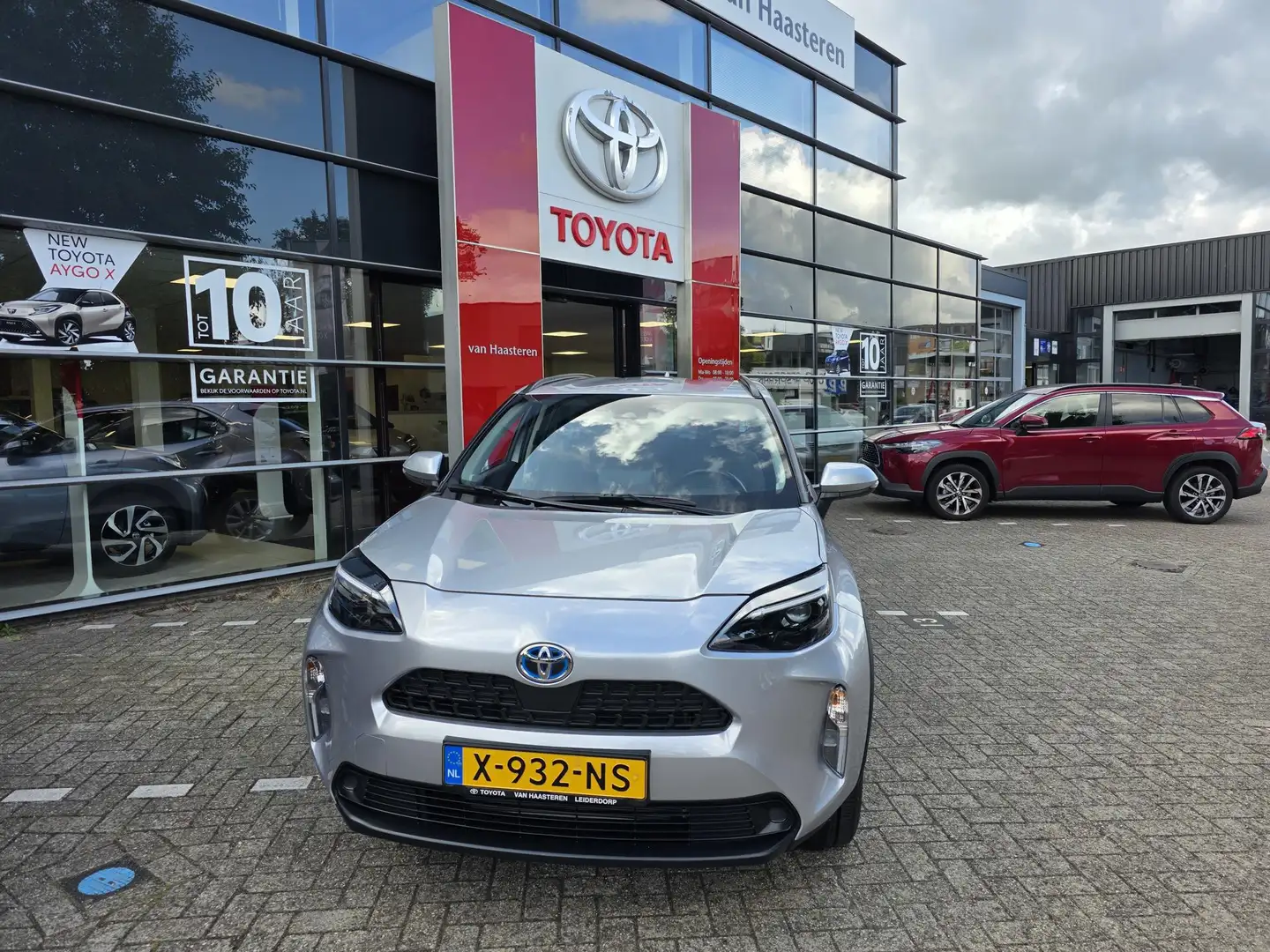 Toyota Yaris Cross 1.5 VVT-I Hybrid 116pk CVT Active Grijs - 2