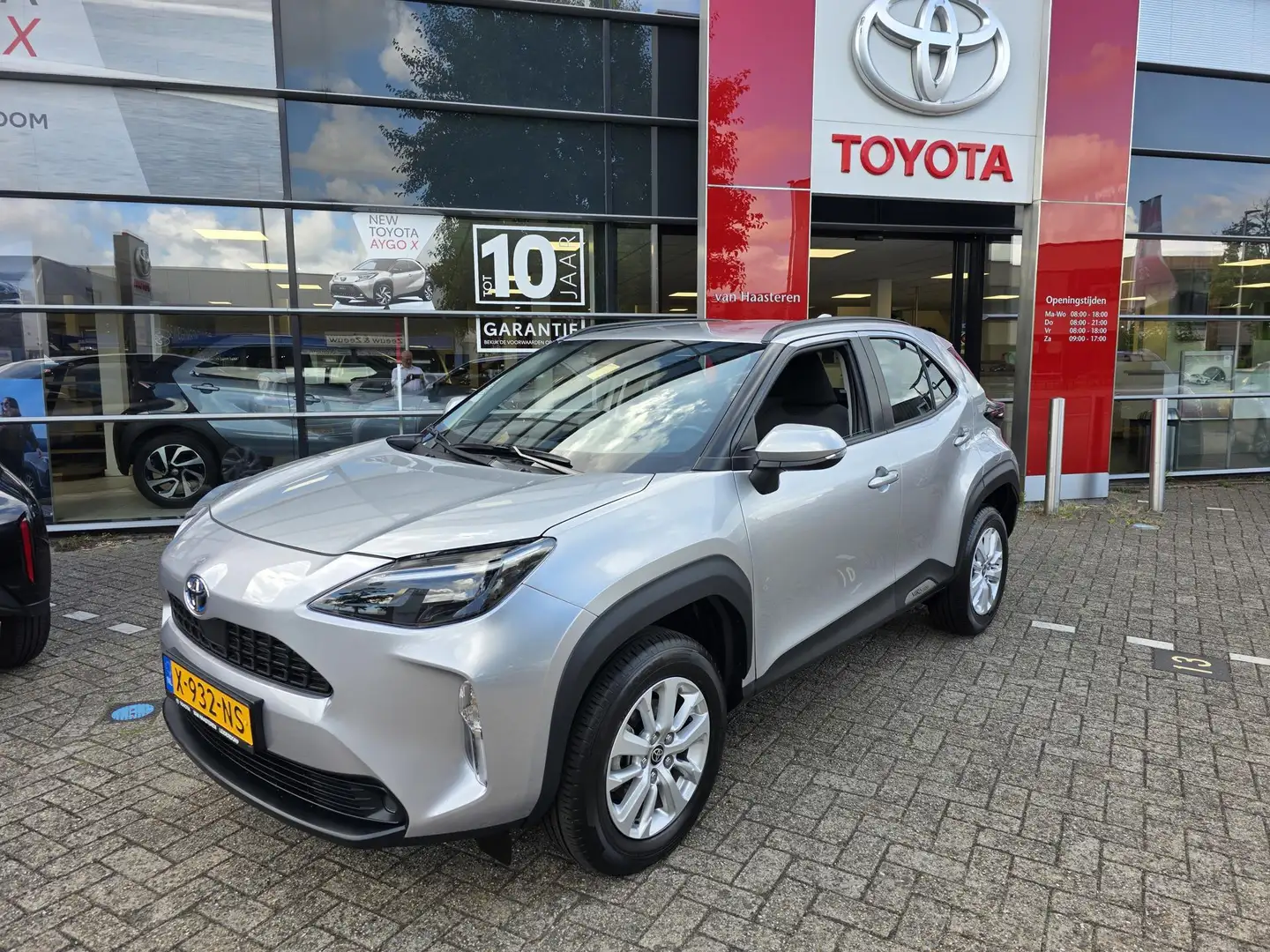Toyota Yaris Cross 1.5 VVT-I Hybrid 116pk CVT Active Grijs - 1