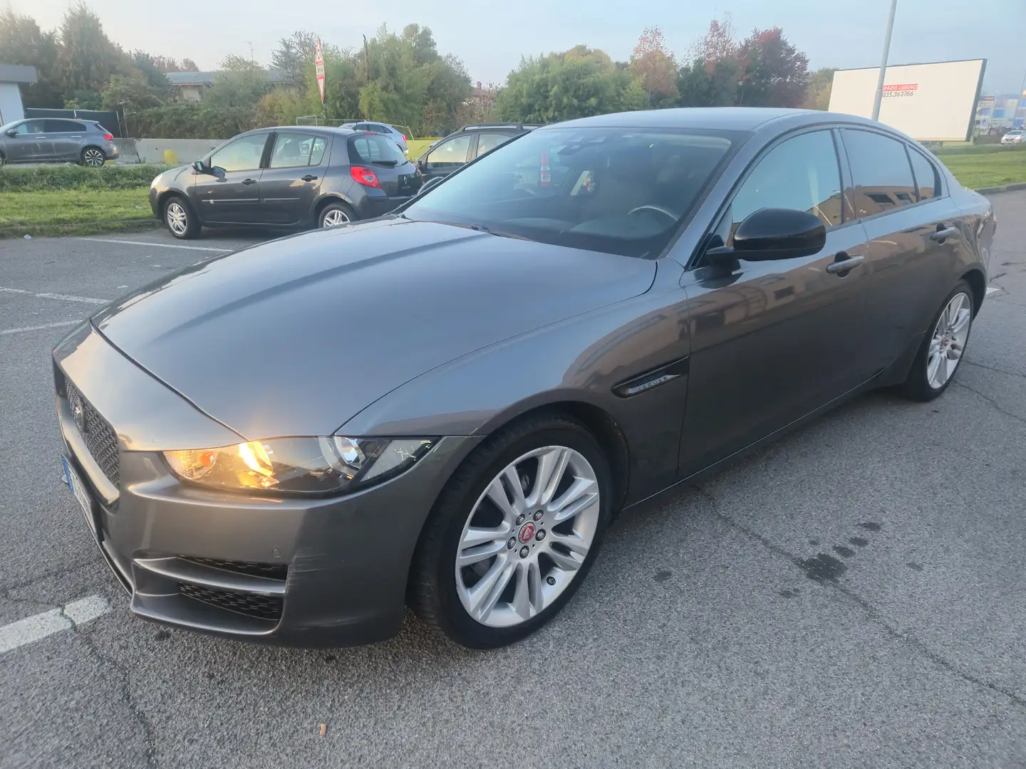 Jaguar XE XE 2.0d Portfolio 180cv auto Grigio - 2