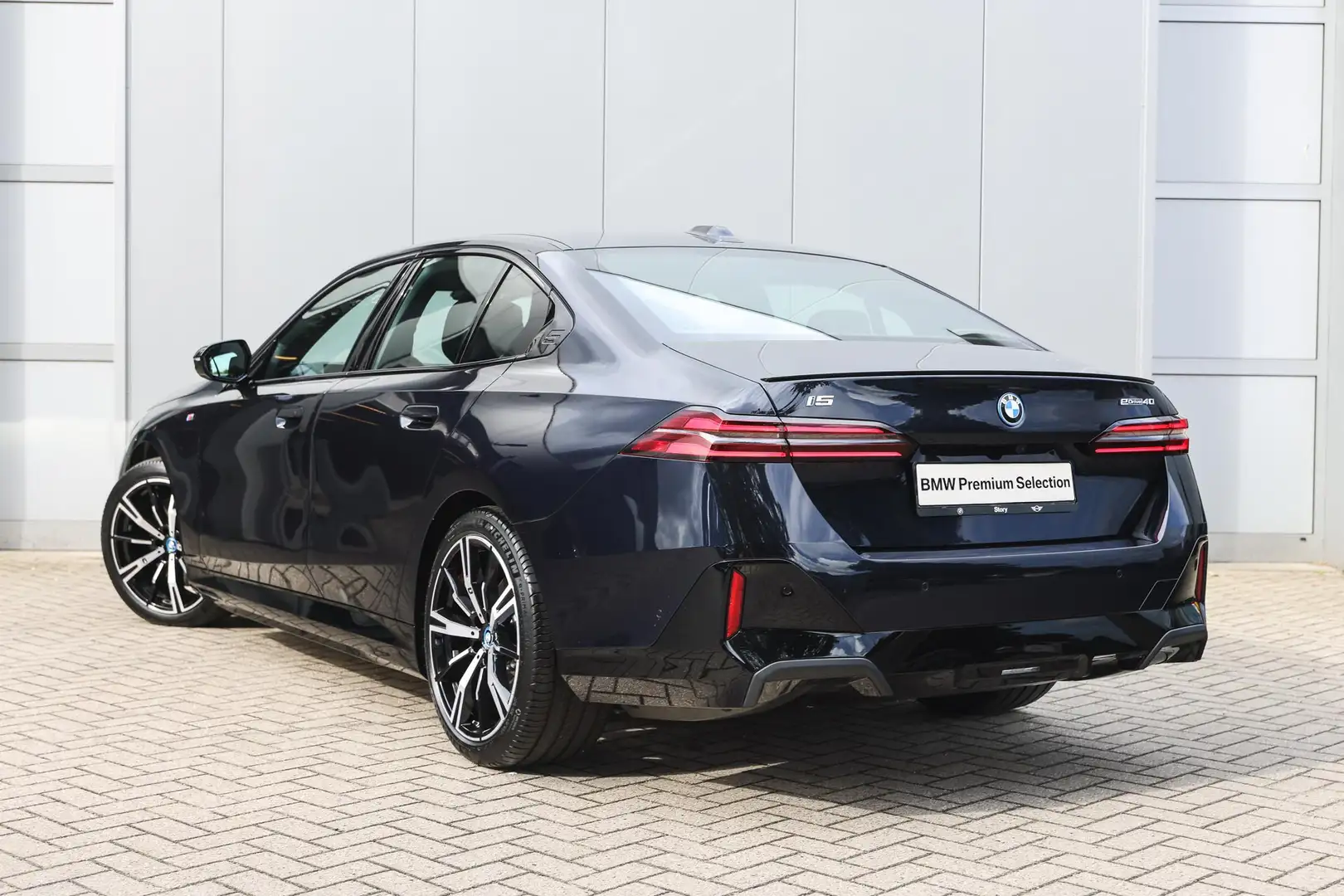BMW i5 eDrive40 M Sport / Comfort Access / M Sportonderst Zwart - 2