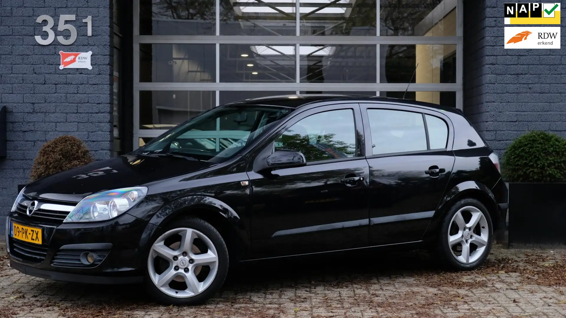 Opel Astra 1.8 Sport Airco|Cruise|Bluetooth Zwart - 1