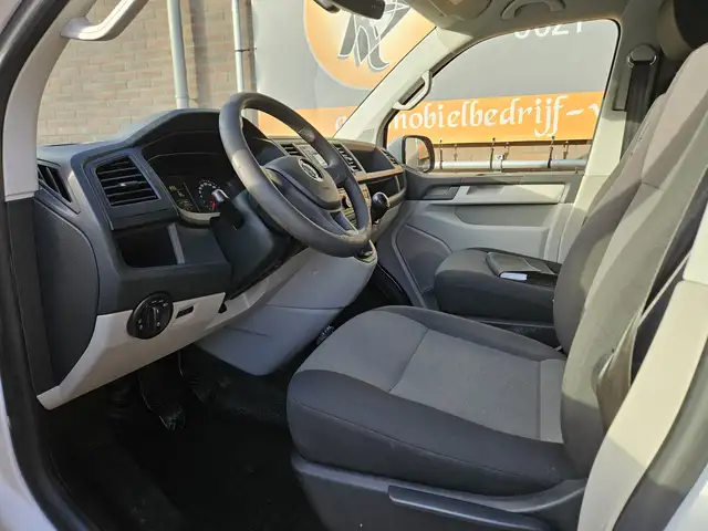 Volkswagen Transporter view 4