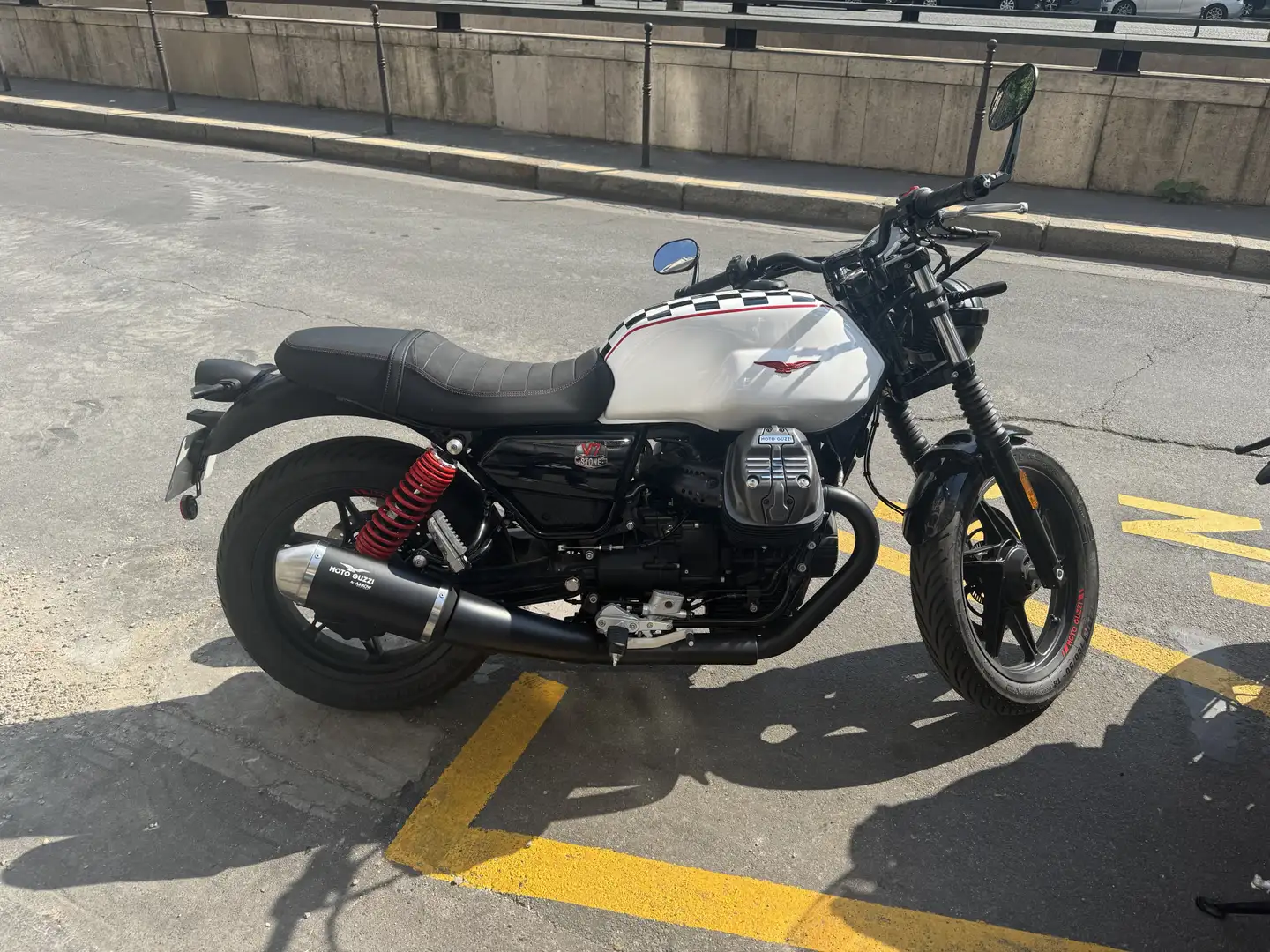 Moto Guzzi V 7 Blanc - 1