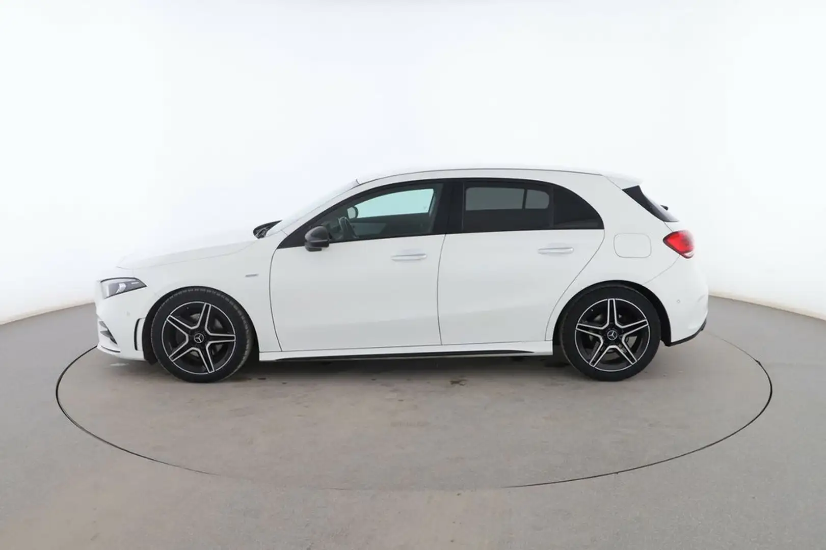 Mercedes-Benz A 200 d AMG Line Alb - 2
