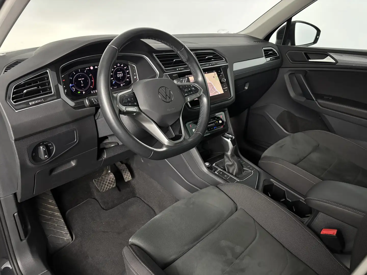 Volkswagen Tiguan 1.5 TSI Life Business | Navigatie | Trekhaak | 1.8 Grau - 2