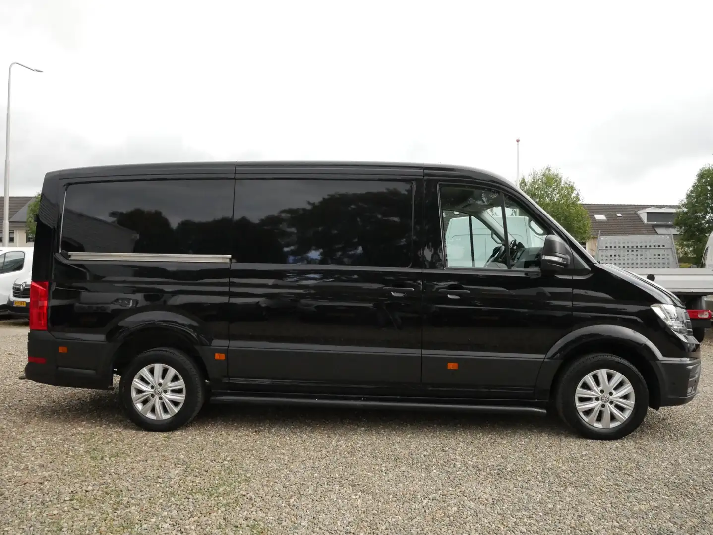 Volkswagen Crafter 2.0 TDI 176PK, L2H1, Automaat, Airco Zwart - 2