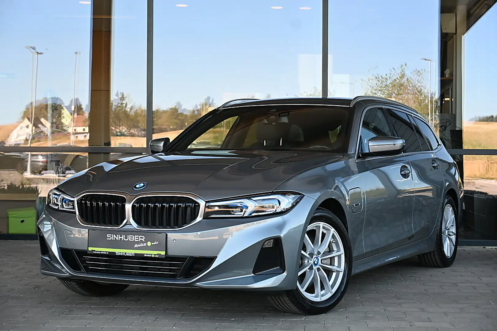 BMW 320 e PHEV Touring Aut. AHK elektr., adapt. LED, He... Grau - 1