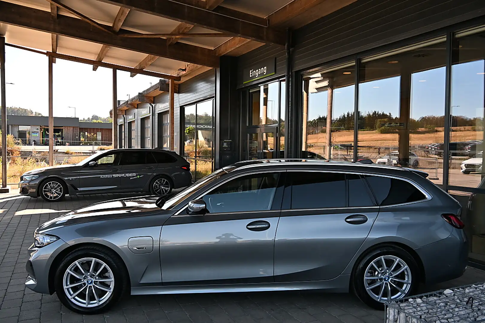 BMW 320 e PHEV Touring Aut. AHK elektr., adapt. LED, He... Grau - 2
