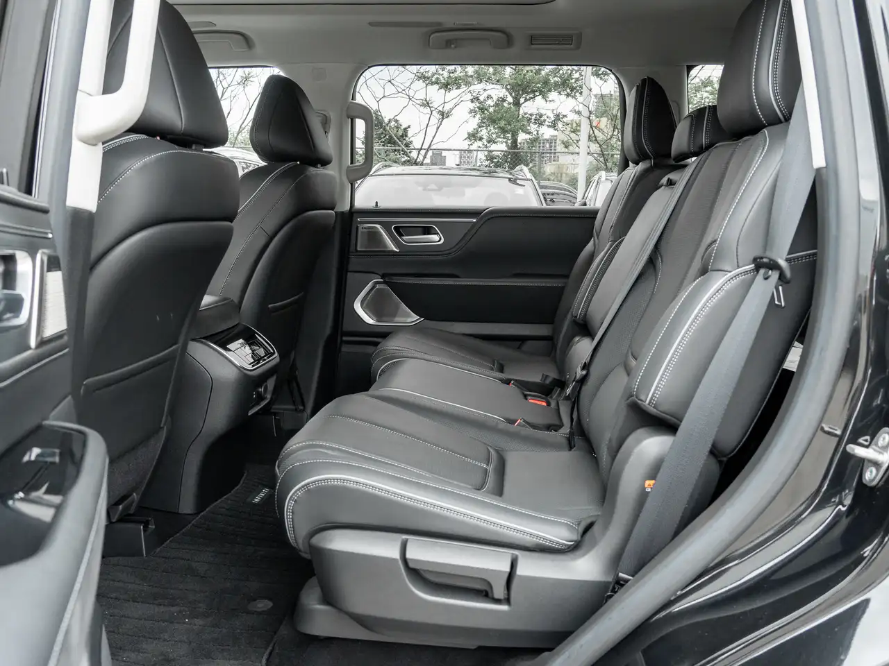 Infiniti QX80 снимка Infiniti QX80
