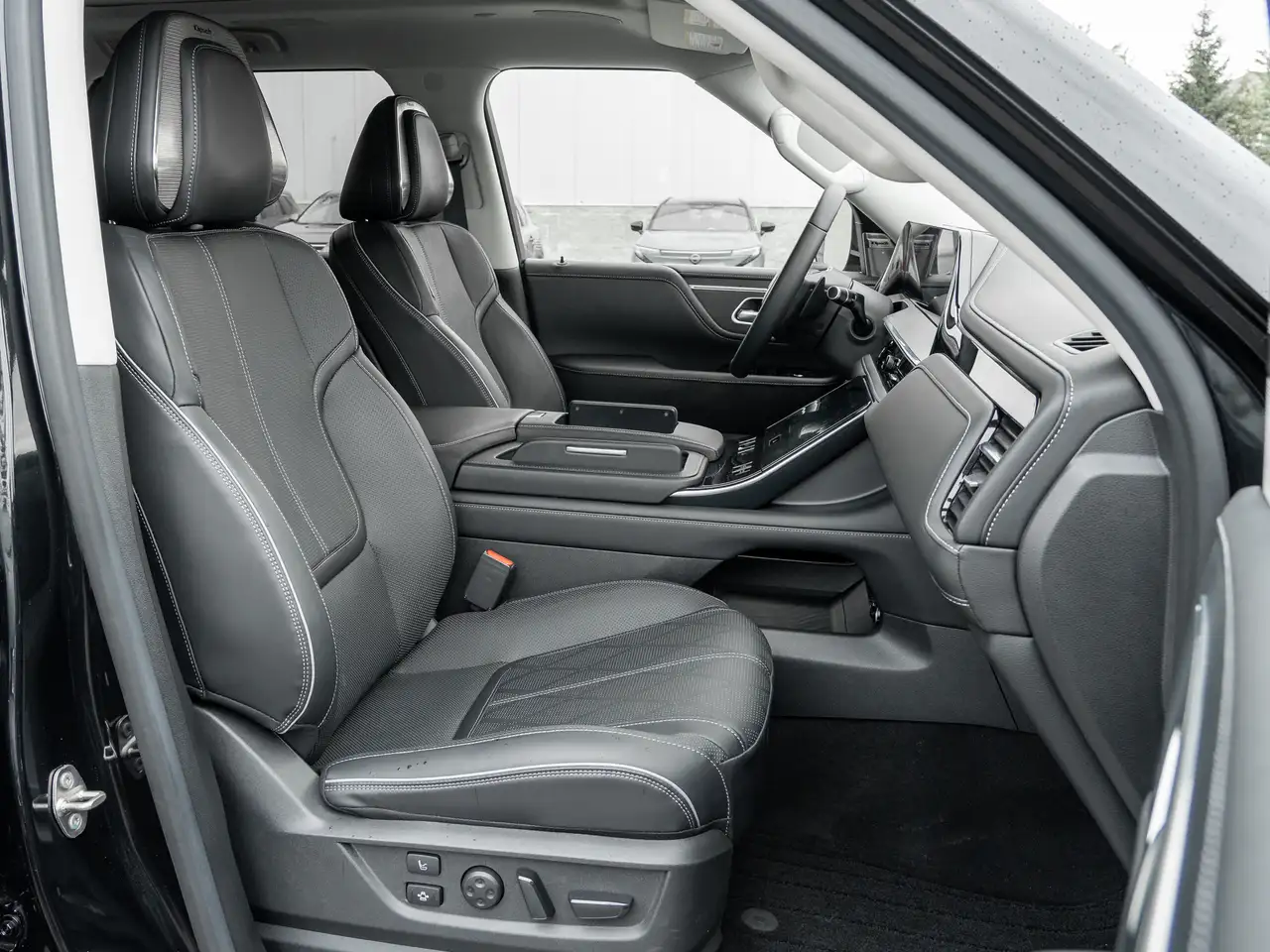 Infiniti QX80 снимка Infiniti QX80