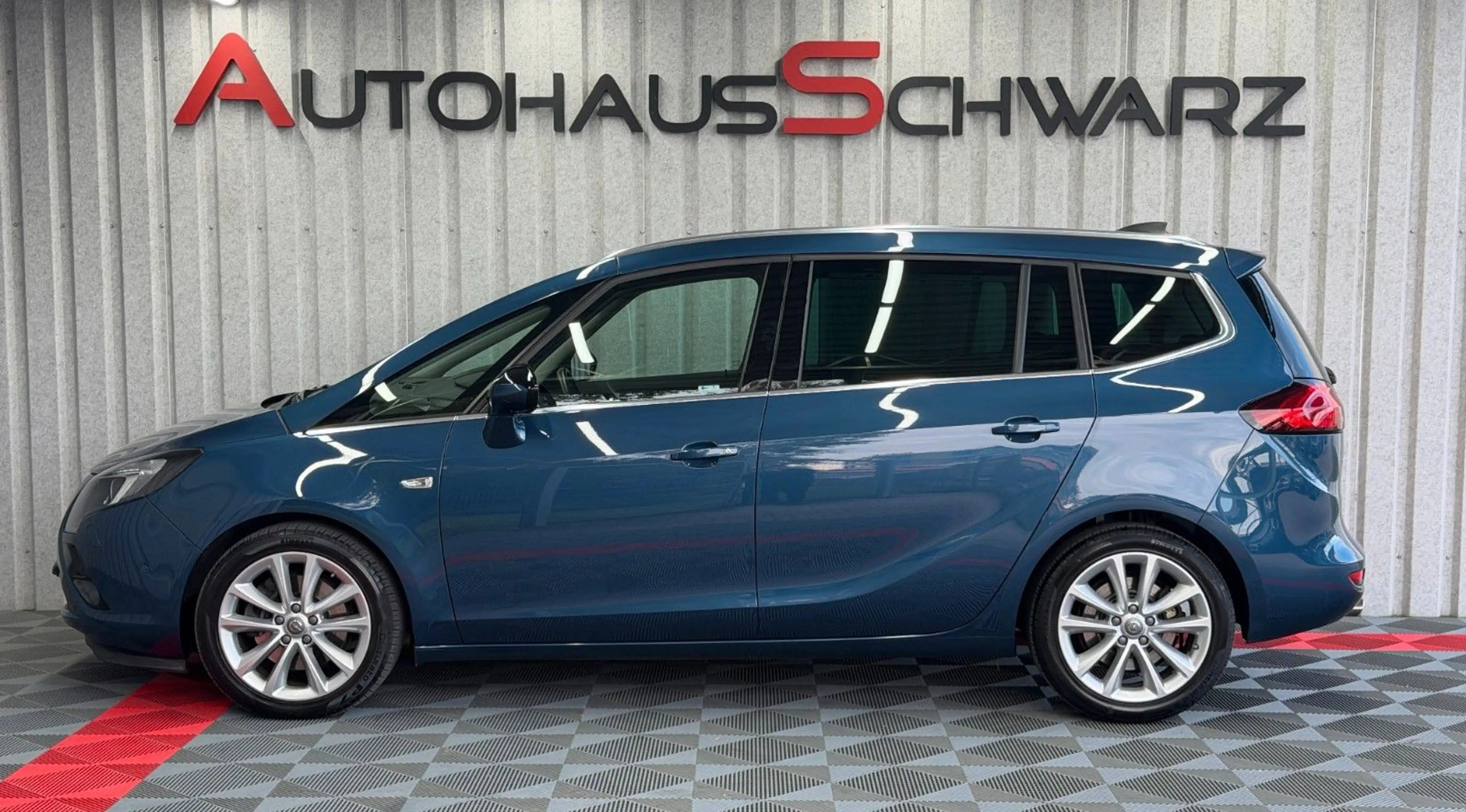 Opel Zafira Tourer 7Sitzer LED Leder Kamera Navi Temp — photo 4