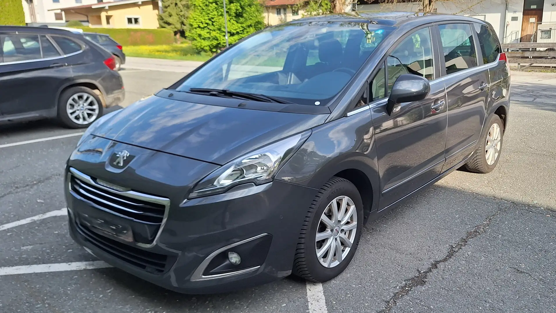 Peugeot 5008 5008 1,6 HDI 115 FAP Professional Line Grau - 1