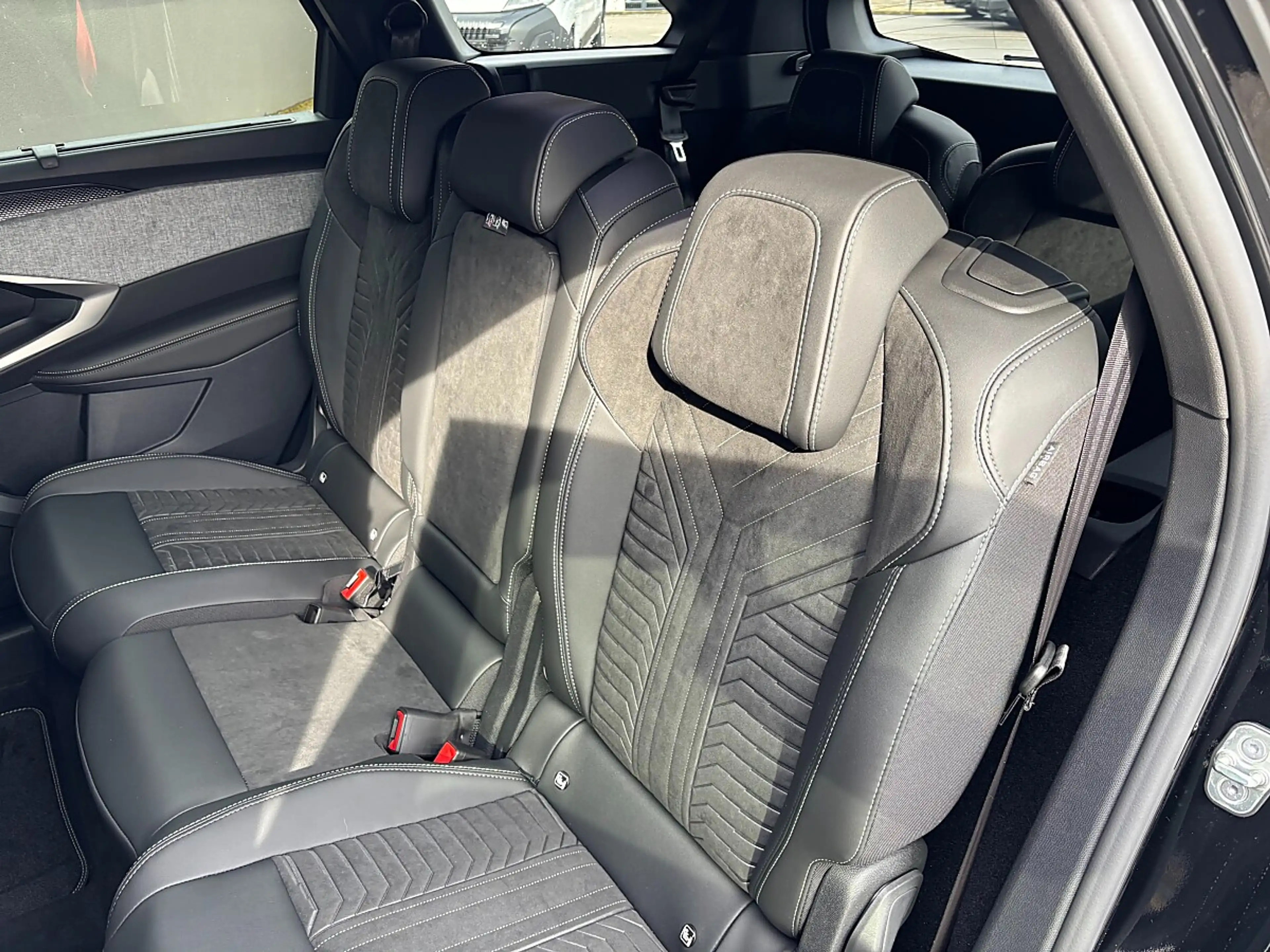 Peugeot 5008 mHEV 145 e-DCS6 GT Aut. inkl. 360° Vision & Dri... — photo 12