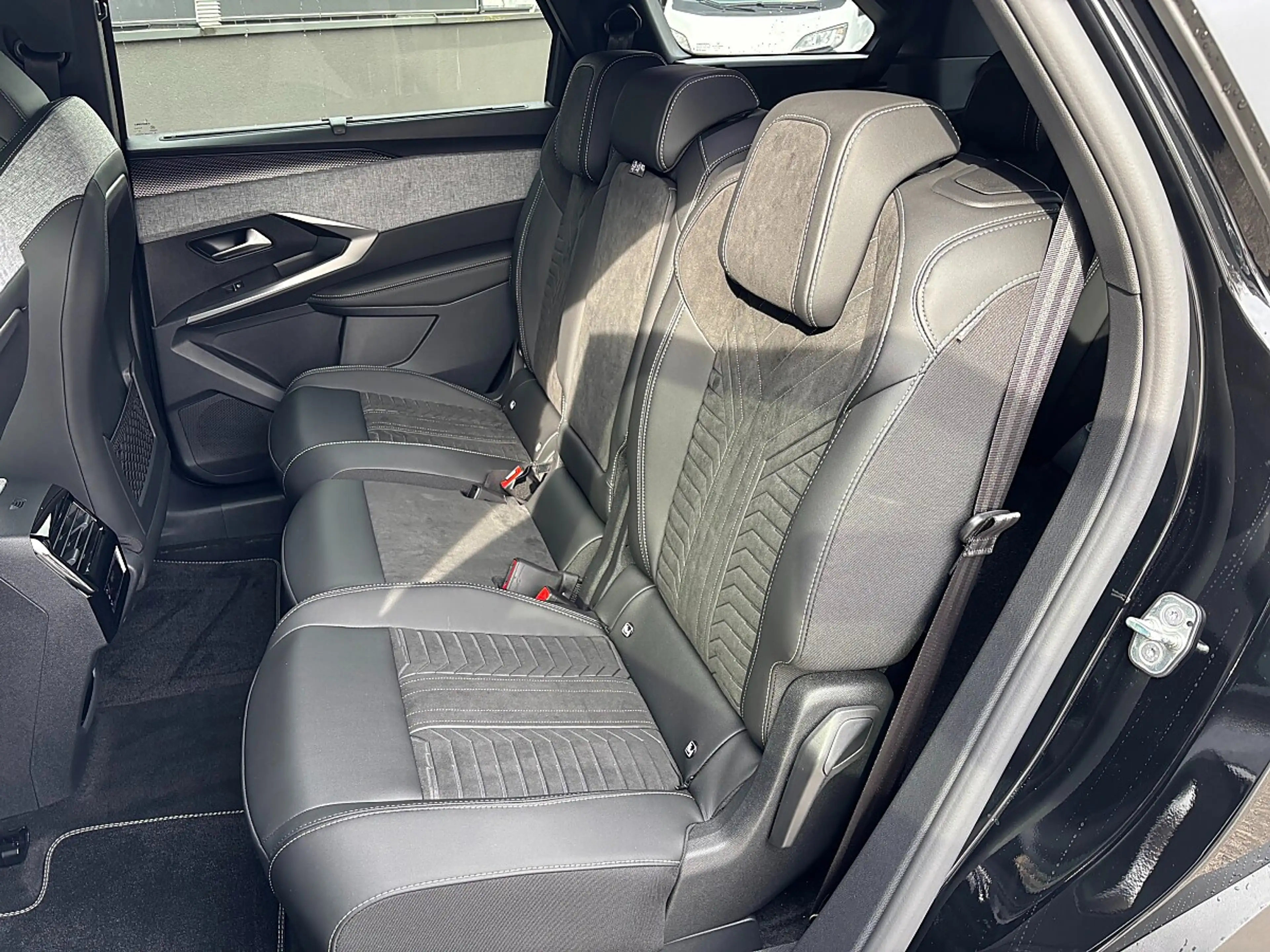 Peugeot 5008 mHEV 145 e-DCS6 GT Aut. inkl. 360° Vision & Dri... — photo 11