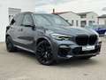 BMW X5 M d *AHK*PANO*HUD*HARMAN*22 ZOLL*AKTIV-LENK Grijs - thumbnail 3
