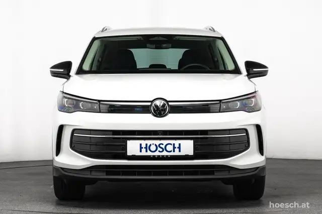 Volkswagen Tiguan view 2
